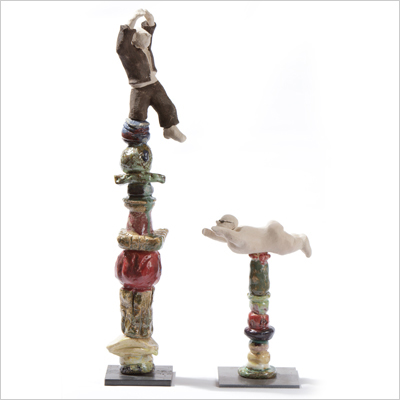 großer Akrobat in Höchstform, Terracotta, Glasur, 10x10x60cm (links), kleiner Akrobat in Höchstform, 12x12x20cm (rechts)